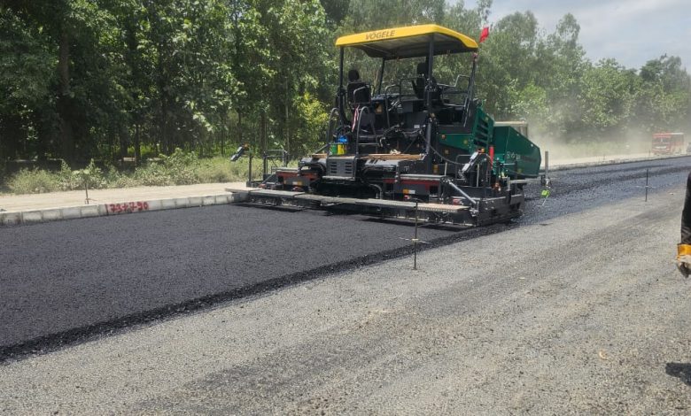 एसियाली राजमार्ग : काँकडभिट्टा–लौकही खण्डमा कालोपत्र थालियो