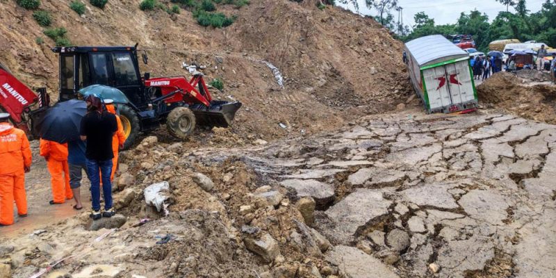 बाढीपहिरोले प्रमुख दश राजमार्ग पूर्ण रूपमा अवरुद्ध