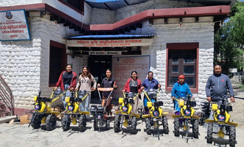 मुस्ताङका किसानलाई अनुदानमा हाते ट्याक्टर